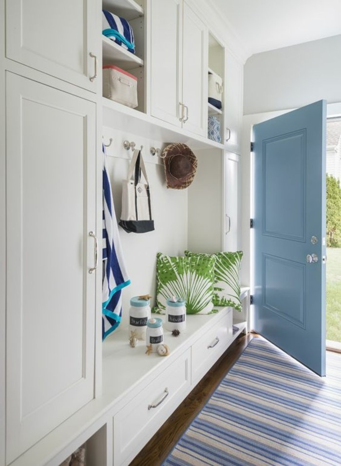 διάδρομο μπλε πόρτα λευκό ντουλάπα συρταριών