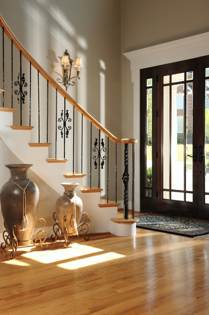 koridor design dekorace nápady podlahové vázy stylové zábradlí schodiště