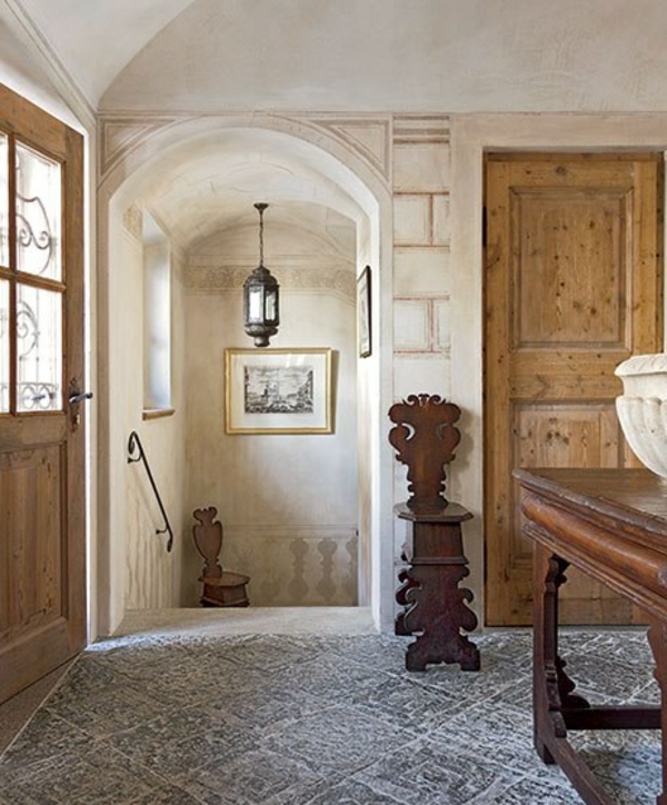 hall inngangsparti antikke møbler gulvfliser stein tre dør tre møbler