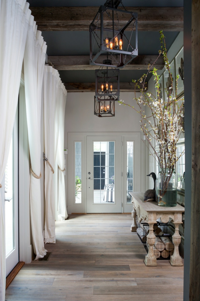 korridor form rustikke bord luftige gardiner kandelabra