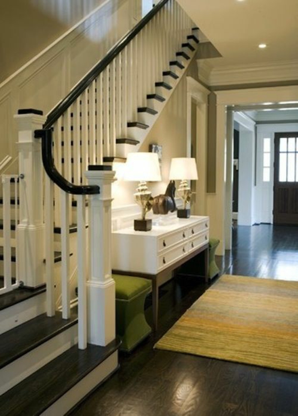 couloir salon escalier table 2 lampes tapis vert