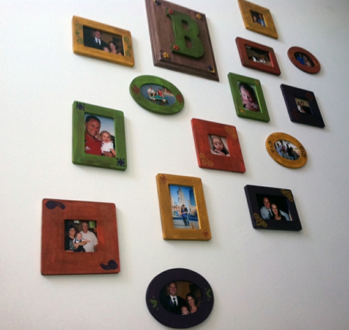 créer un mur photo avec des photos de famille idée vivre en famille amour cadre photo