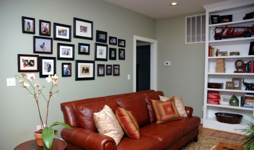 Mur de photos avec des photos de famille conception en direct famille amour canapé cuir marron