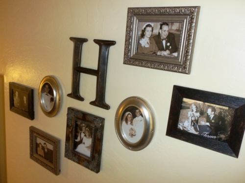 Mur de photo avec cadre de photos de famille en direct.