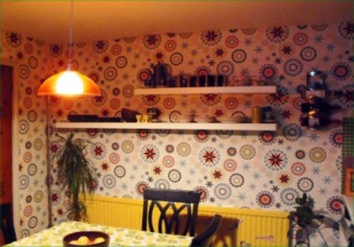 gelukkig ideebehang in kleurrijk keukenontwerp