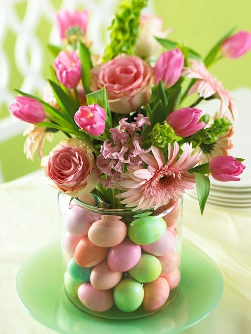 lentebloemen paaseieren kleurrijke gekleurde tafel decoratie
