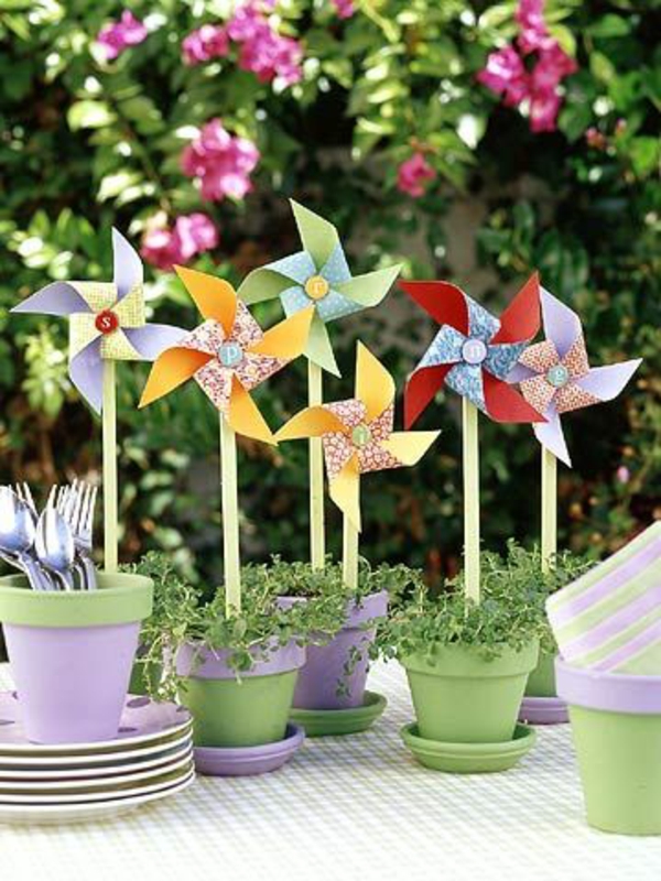 décoration de printemps bricoleur avec des pots de fleurs enfants déco