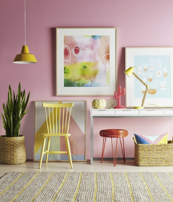 decoración de primavera con colores silla amarilla lámpara de mesa colgante