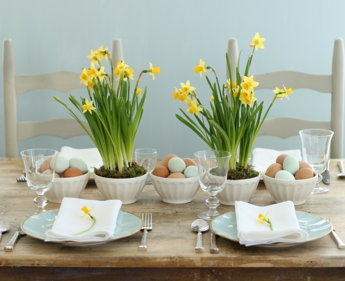 Decoración de primavera con narcisos y huevos de Pascua