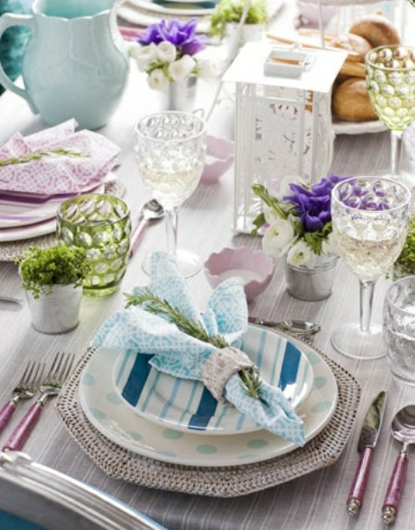 decoración de mesa de primavera púrpura azul elegante