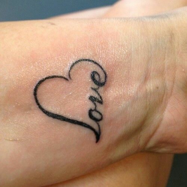 γυναικεία τατουάζ στον καρπό αγάπη