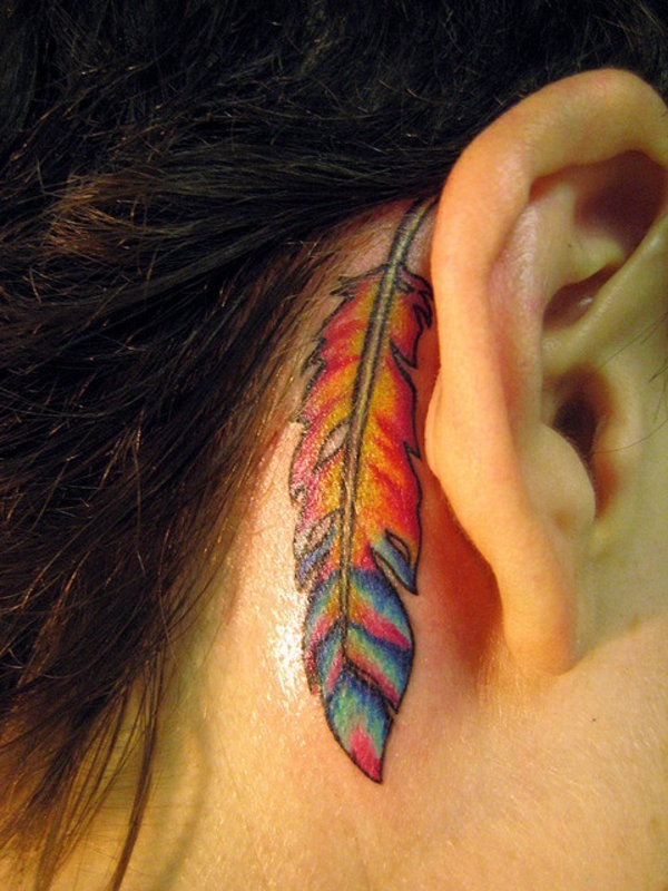 женска татуировка зад ухото цветно перо