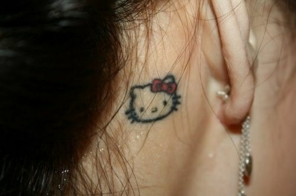 耳朵后面的纹身hello kitty