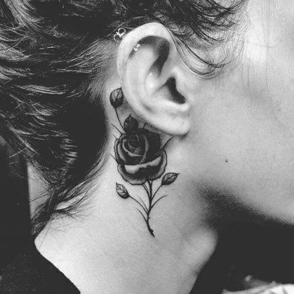 γυναικεία τατουάζ πίσω από το αυτί αυξήθηκε