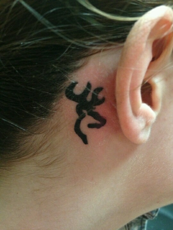 Οι γυναίκες τατουάζ αυτιών τατουάζ μεγάλη