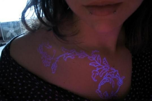 uv tatovering blomst mønster bryst