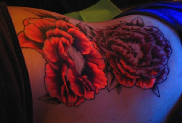 uv tatoveringer uv tatovering røde blomster