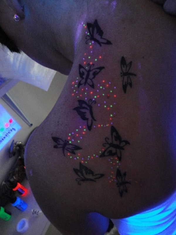 жени uv татуировки черна светлина татуировка пеперуда обратно