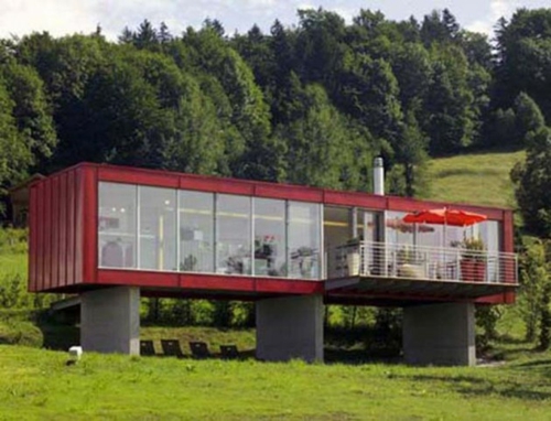 самостоятелна къща червена фасада метален контейнер стъкло веранда балкон