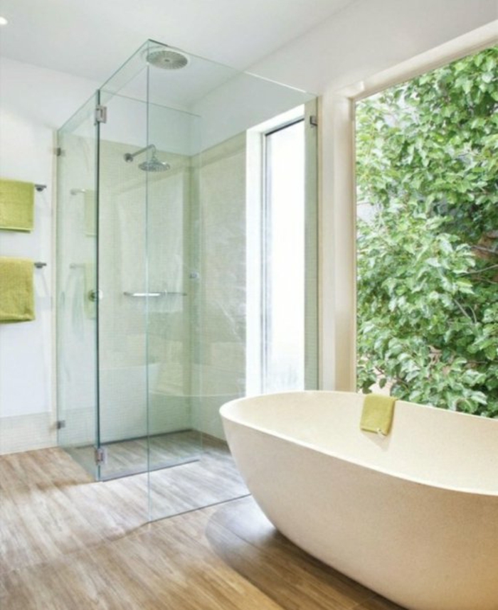 piso de madera de la bañera independiente en el baño puertas de vidrio de la ducha a ras de suelo