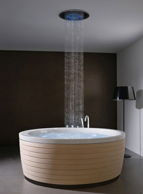 vrijstaande badkuip met regendouche rond modern