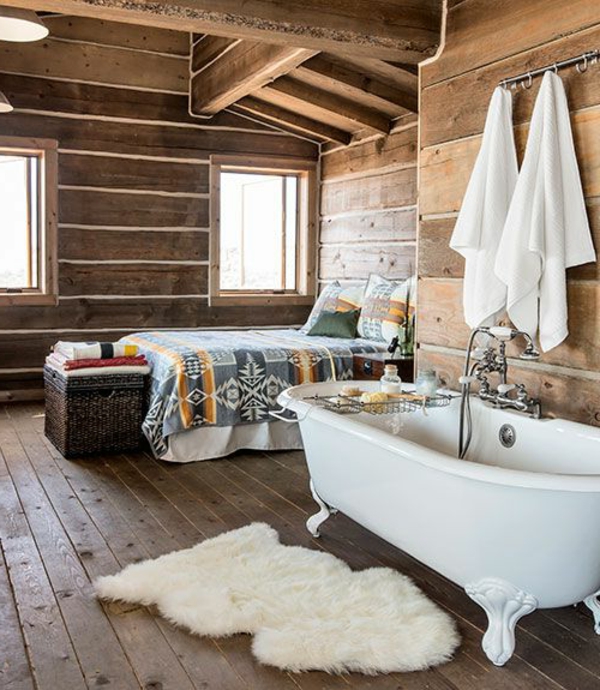 vrijstaande badkuip rustieke houten planken