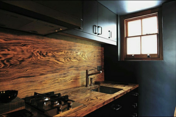 perete din spate de bucătărie proaspăt din lemn masiv cu cereale grosiere