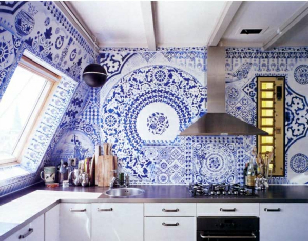 tuoreita keittiön seinäideoita filigree kuvio koboltin sinisellä
