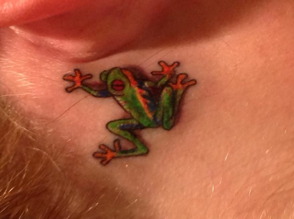 жабата татуировка зад ухото татуировки