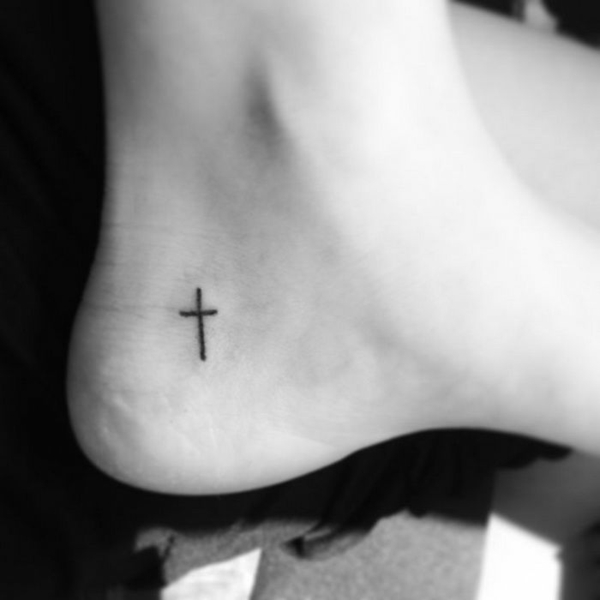 σχέδια τατουάζ πόδι σταυρό