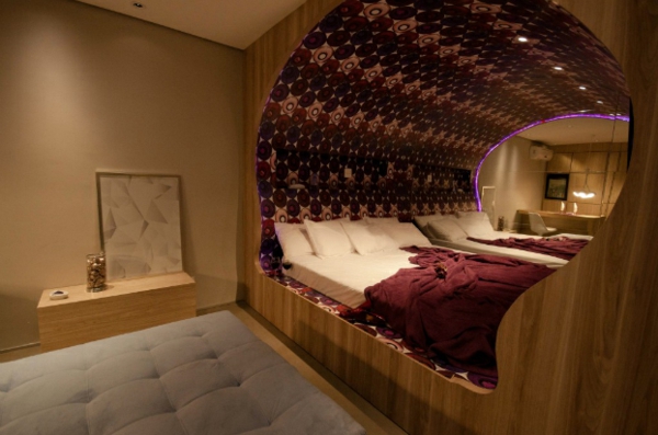 Φουτουριστικό υπνοδωμάτιο σχεδιάζει ευγενείς μπορντό και βαθύ μωβ τόνους
