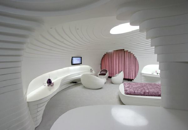το φουτουριστικό υπνοδωμάτιο σχεδιάζεται σαλιγκάρι με ροζ πινελιές
