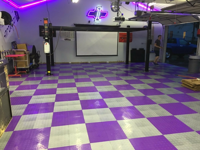 baldosas de garaje piso tablero de ajedrez vergüenza púrpura