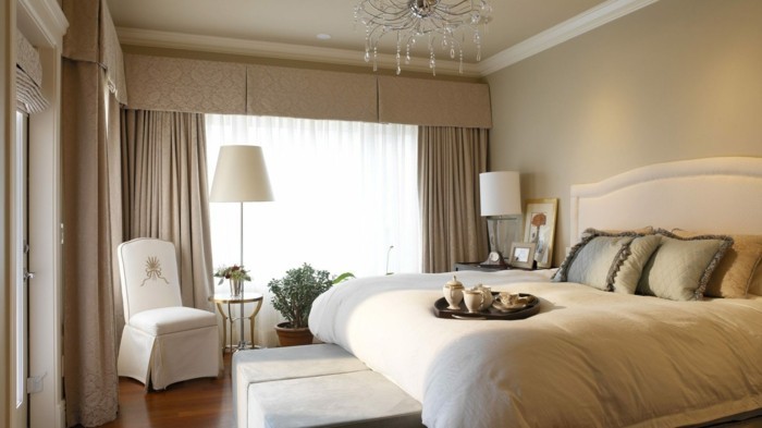 卧室米色窗帘是现代睡眠区的中性解决方案