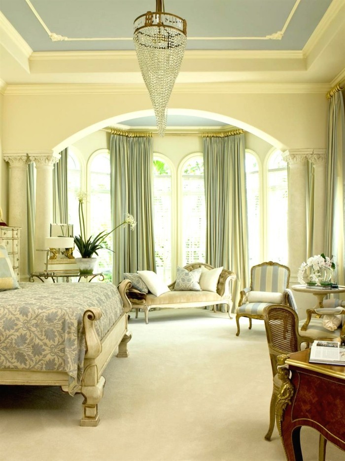 窗帘卧室优雅的绿色窗帘和清凉的吊灯