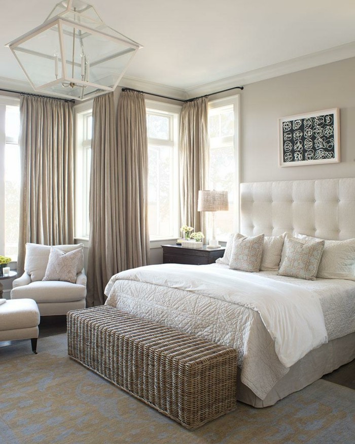 gardiner soverom i beige og en lys, koselig interiørdesign