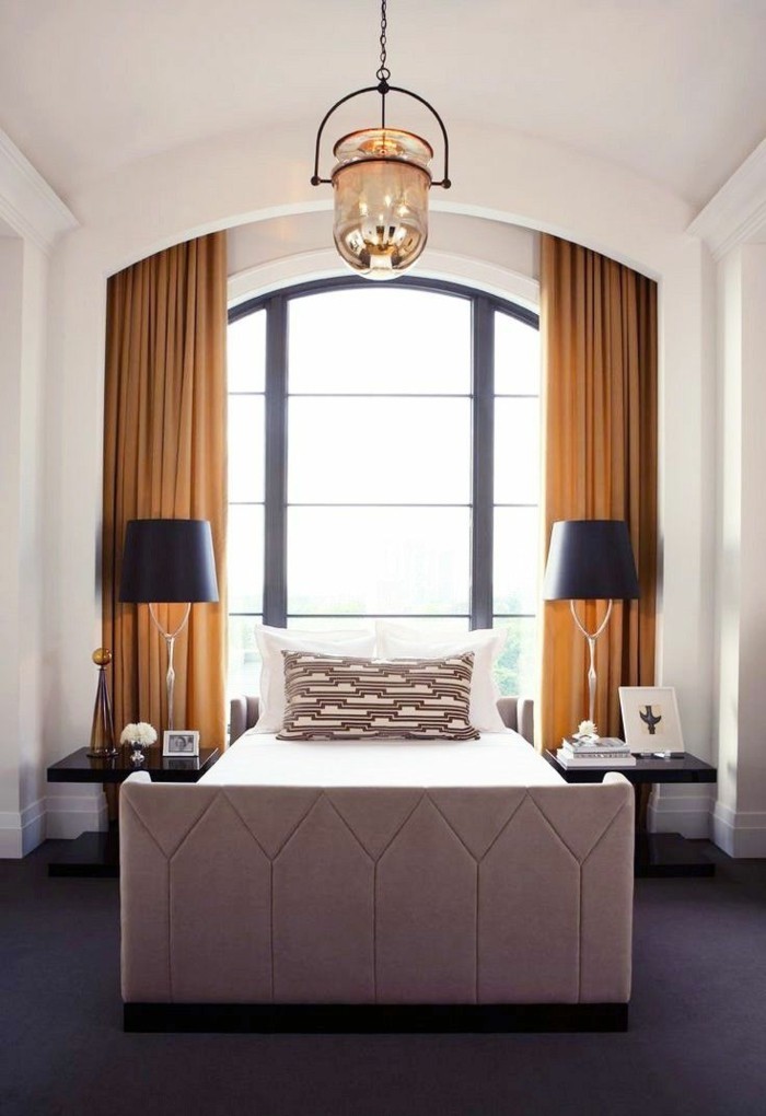 色彩鲜艳的窗帘可增强室内空间