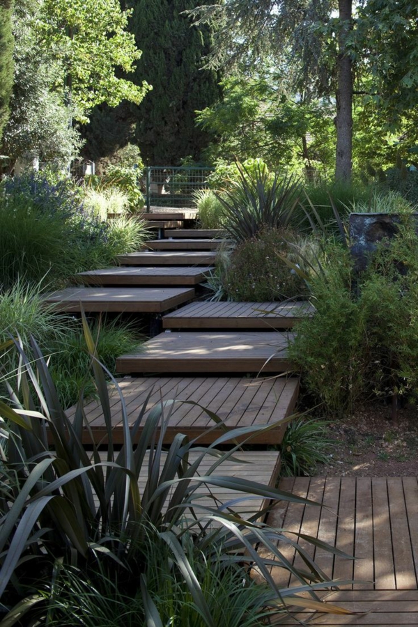 κήπος στην πλαγιά λόφου φυτά ξύλινες σκάλες