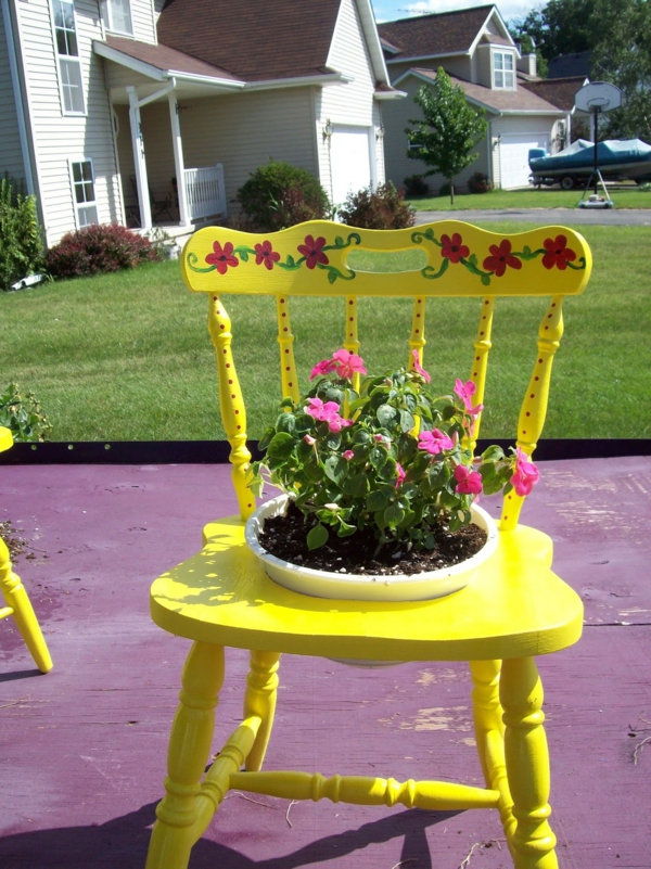 κήπο διακοσμούν τα κίτρινα λουλούδια λουλουδιών καρέκλα