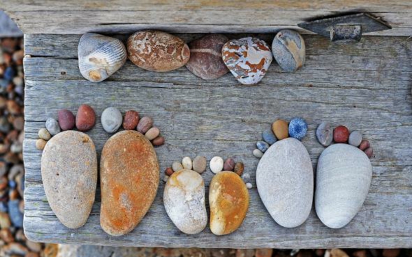 tuin tuindecoratie stenen voeten steentjes