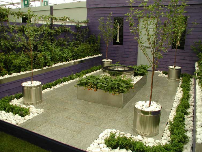 zahradní nápady malá zahrada fialová fasáda