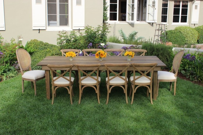 idées de conception de jardin longue table de jardin et de nombreuses chaises de jardin
