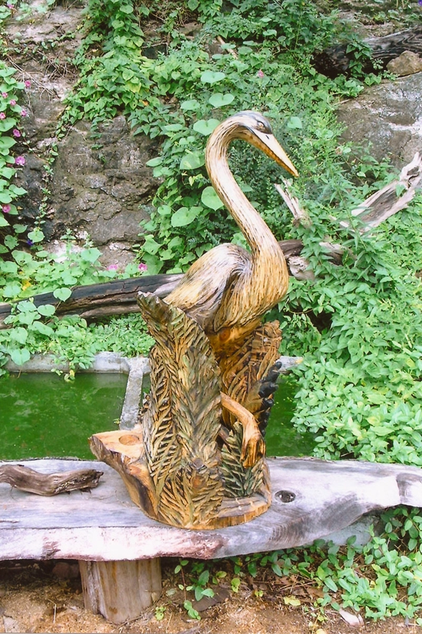градина с форма на скулптура птица дърво