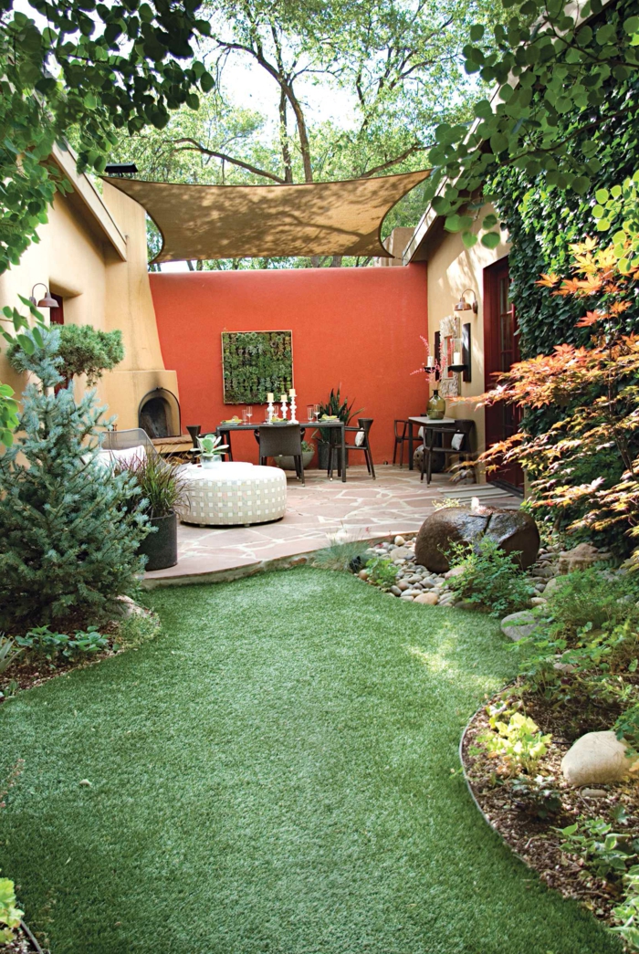 puutarha design oranssi aksentti seinä puutarhakalusteet vihreä nurmikko