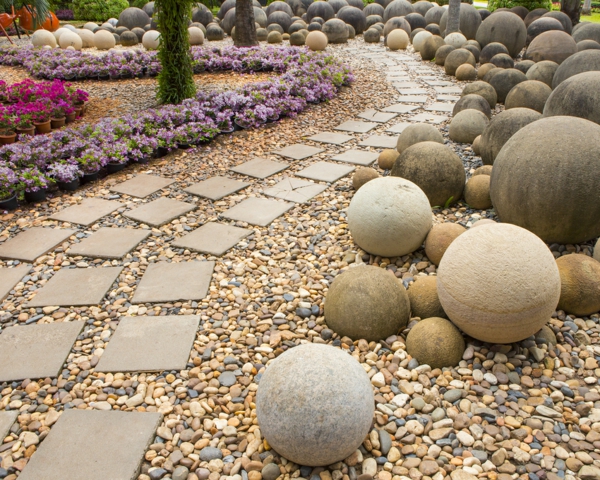 градина с камъчета форма камъчета атрактивен градина дизайн