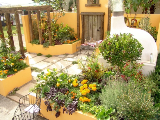 pérgola de jardín hecha de madera plantas mediterráneas de color cálido amarillo