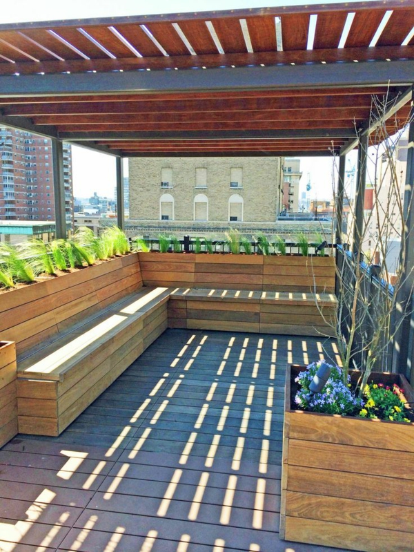 градинска пергола от метални и дървени градински мебели дървени пейки балкон растения