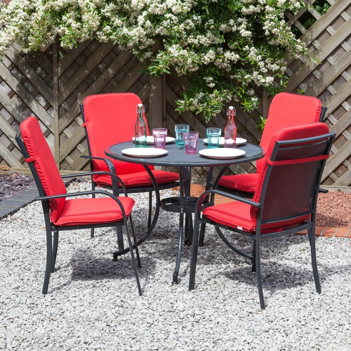 coussins de jardin chaises de jardin rouges rondes cailloux de table de jardin