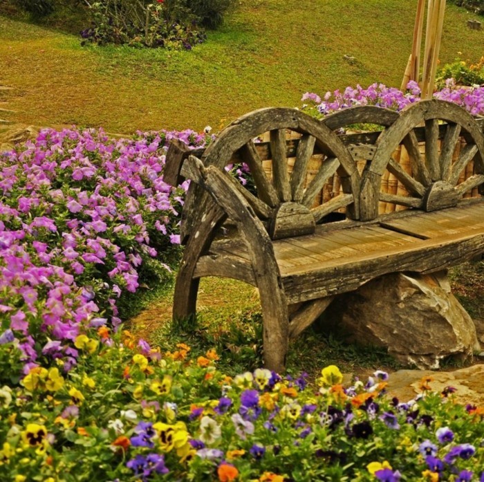 Banc de jardin lui-même construit à partir de vieilles roues en bois