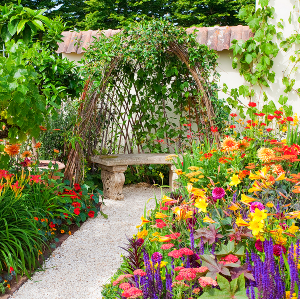κήπος λουλούδια διάδρομος χαλίκι αναρρίχηση φυτά ιδέες κηπουρικής